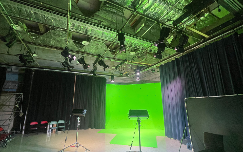 fos/4 Panel and lighting rig in recording studio with green screen